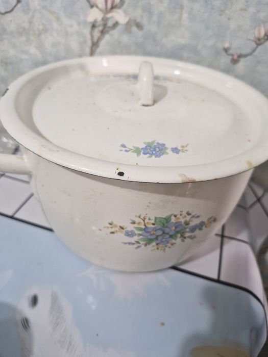 Эмалированная кастрюля