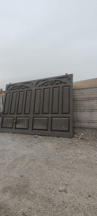 Дарвоза сотилади роликда брали ёнга очилади листи калин.