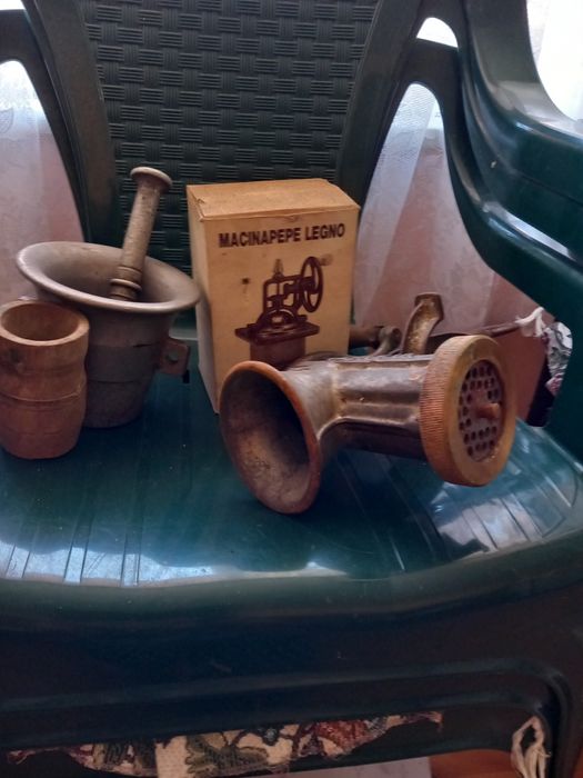 Obiecte vechi 80- 40 ani,de toate +telefoane,aparate foto etc.