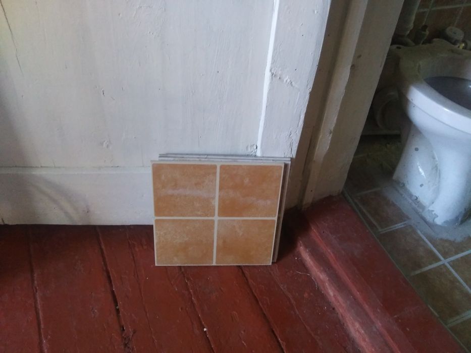 Продам кафельную плитку.универсальная.30×30см.примерно 25кв.м.