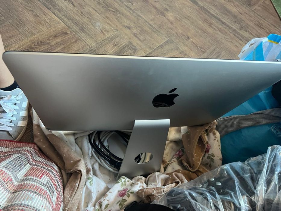 Vand iMac apple pretul este negociabil la tel.