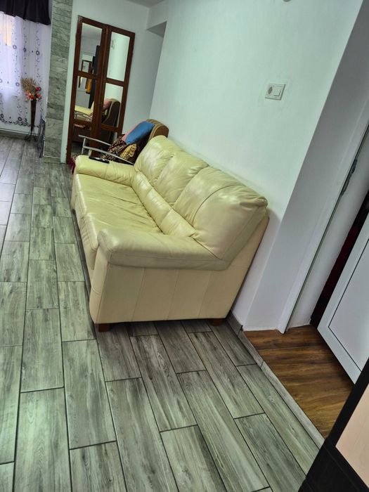 Vand canapea de piele