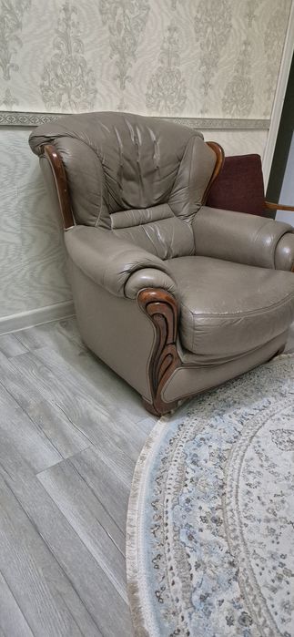 Кресло кожаная продается