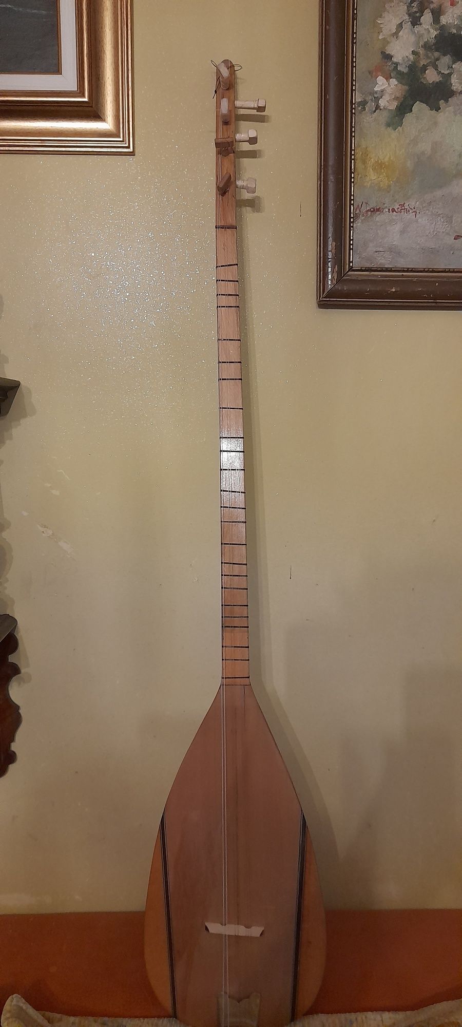 Saz baglama instrument muzical cu corzi