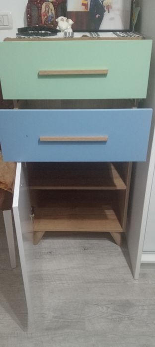 Vând dulăpior in stare buna