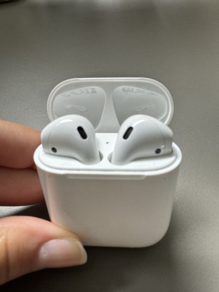 AirPods (gen.2) cu carcasa de incarcare Lightning