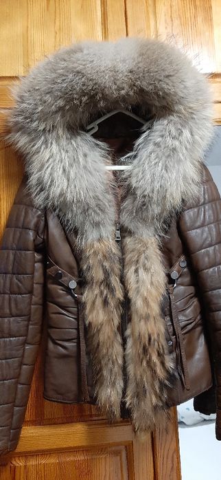 Дамско зимно,кожено яке,без никакви забележки.Естествена агнешка кожа