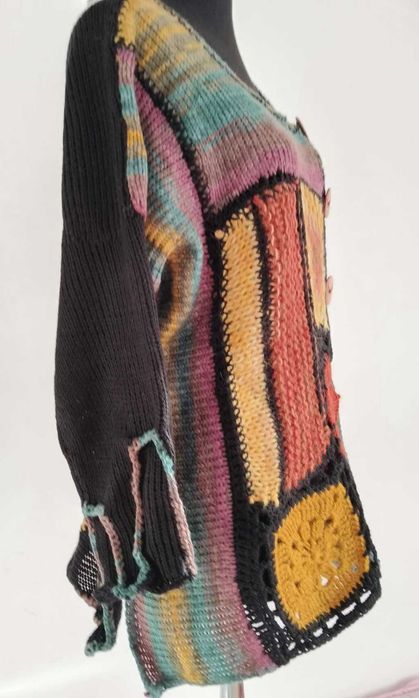 Плетена жилетка с елементи изплетени на една кука