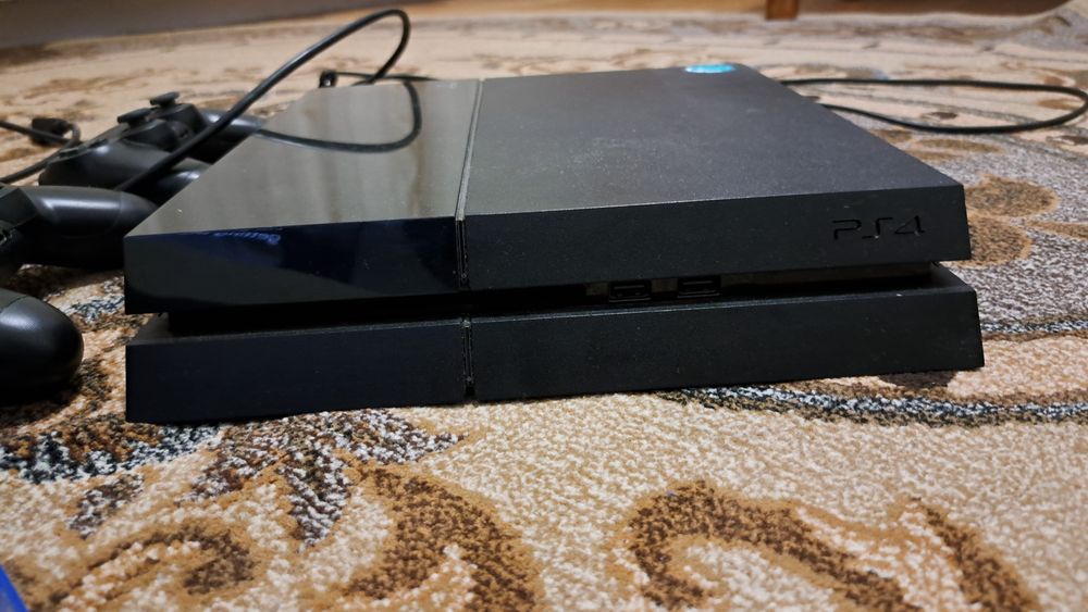 Consola Sony PlayStation 4 PS4 1TB,2 Controllere Second-Hand, 2 Jocuri