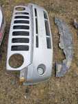 Bara față Jeep Patriot, puțin lovita dar se poate repara și folosi.