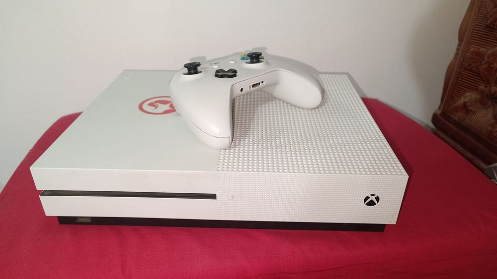 Vând Xbox One S 1TB