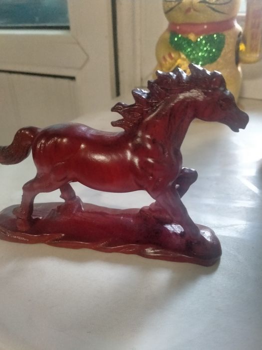 Лошадь статуэтка красная