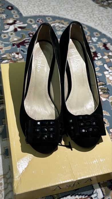 Вечерние туфли с красивой пряжкой