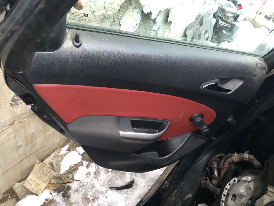 Fete usii opel astra j