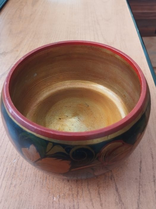 Продавам стара руска дървена паница хохлома