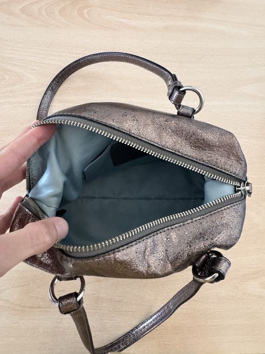 Малка чанта Coach в цвят старо злато