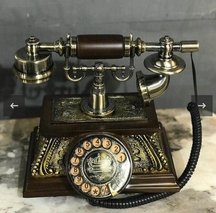 Aнтикварный или винтажный телефон с дисковым