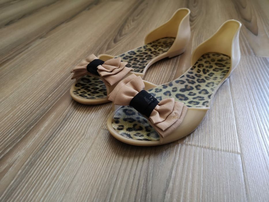 Sandale din cauciuc ca și noi