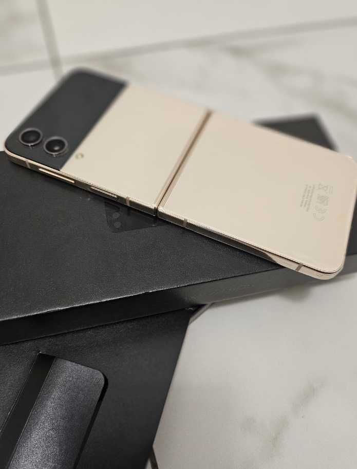 Samsung Galaxy Z flip 5 в гаранция.