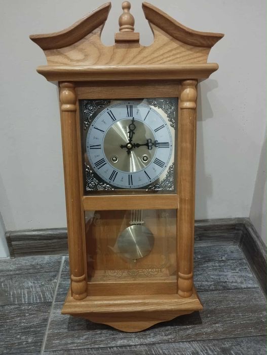 Старинен стенен часовник