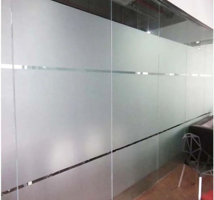 Оклейка стёкол, окон, перегородок матовой и смарт плёнкой.