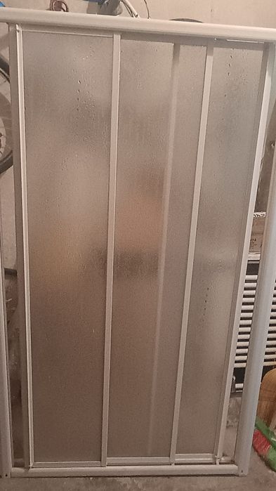 Ușă,calorifere, cărămizi de sticlă,paravan