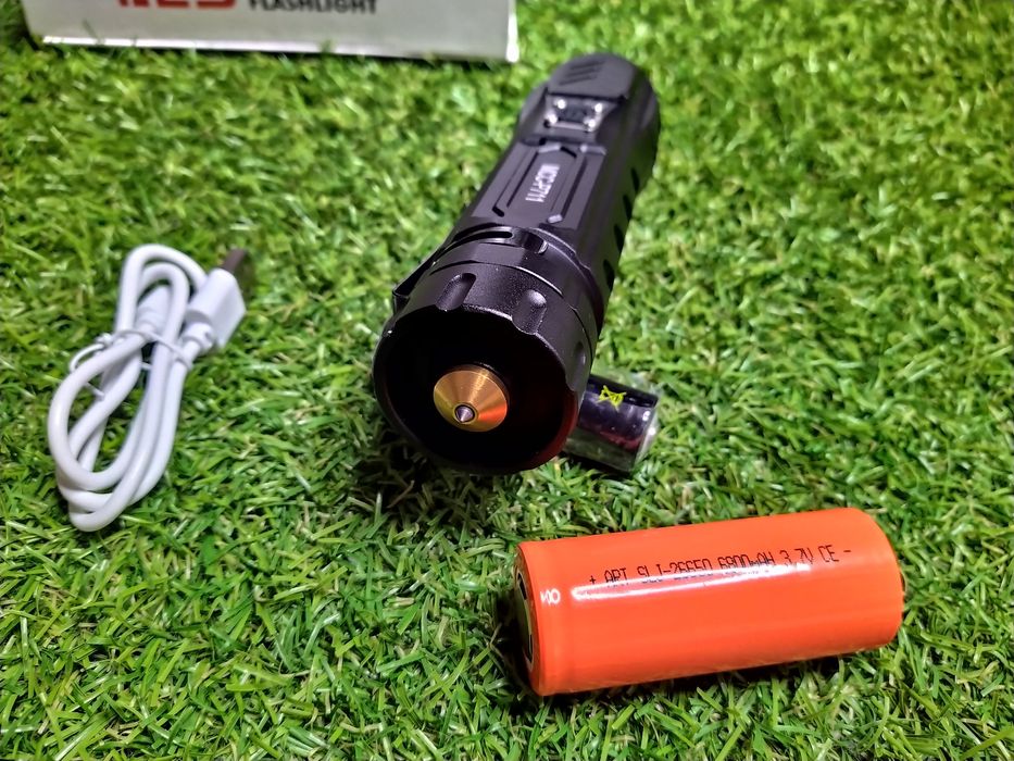 Lanterna Profesionala XHP90.2 Cu Lupa Si Zoom, cu Acumulator 26650!