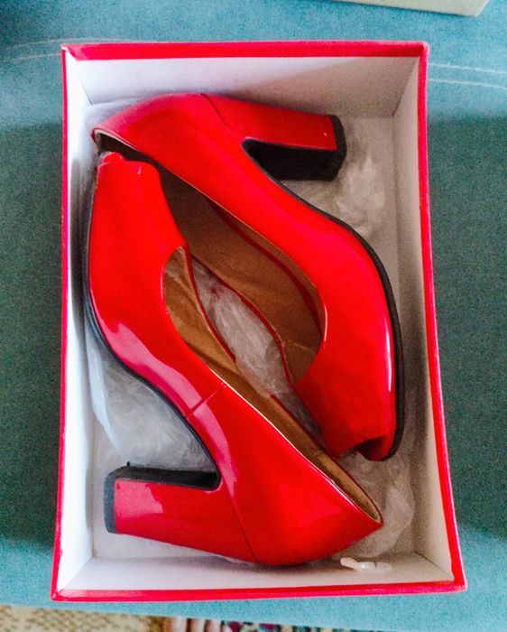 Отдам  бесплатно обувь 35-36 размера