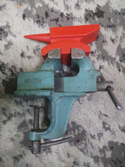 Тиски и наковальня СССР