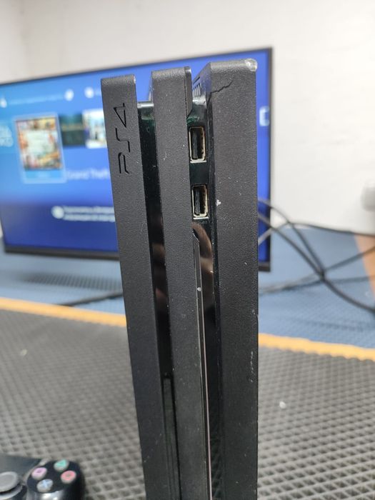 PS4 PRO по АКЦИИ/3 ДЖОЙСТИКА/ПОДХОЖИТ ПОД прошивку/отличное состояние.