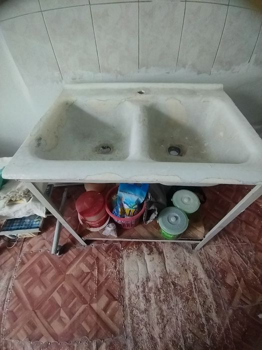 Двух гнездовая раковина советского производства чугунная литая с подст