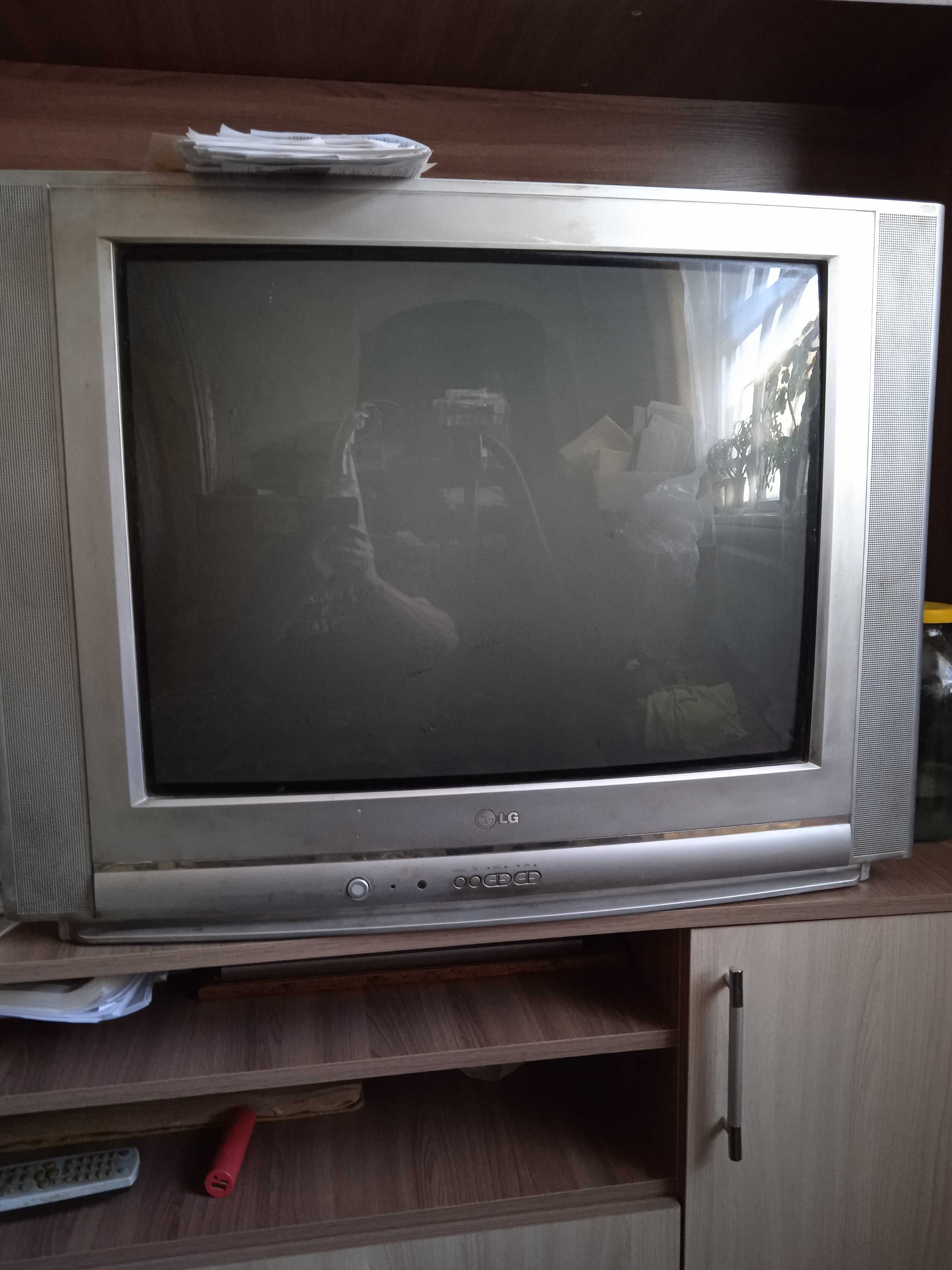 Т е л е в и з о р LG со спутниковой тарелкой.