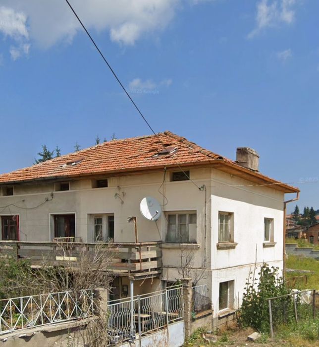 Продава се къща(на калкан) с плевня и 300 кв.м двор