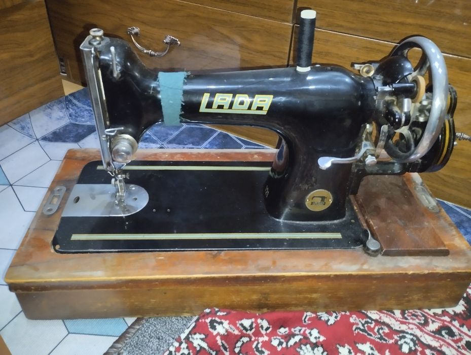 Продам ручные швейные машинки Lada 121 старого образца