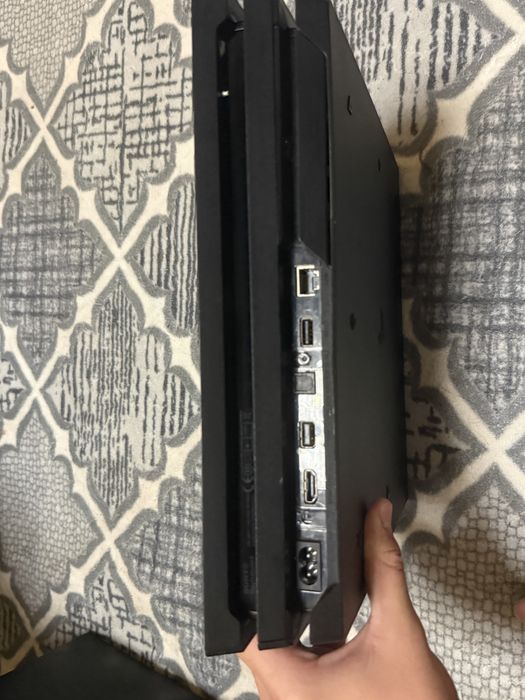 ps4 pro за части  със джойстик един  и със 3 игри