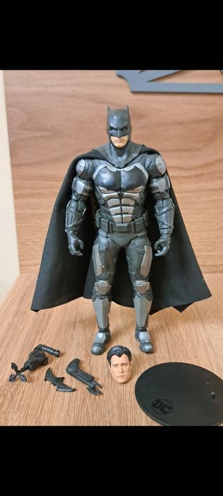 Vând o figurina articulata batman mcfarlane Justice League