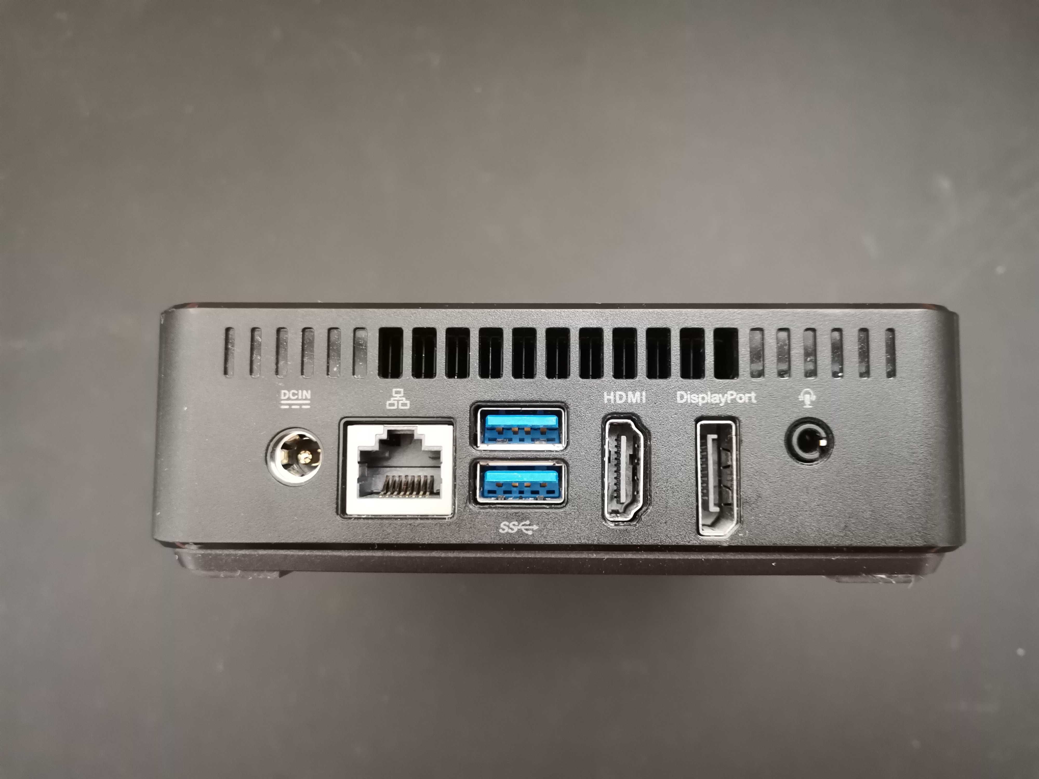 Мини компютър ASUS Chromebox CN62 с безжична мишка и клавиатура