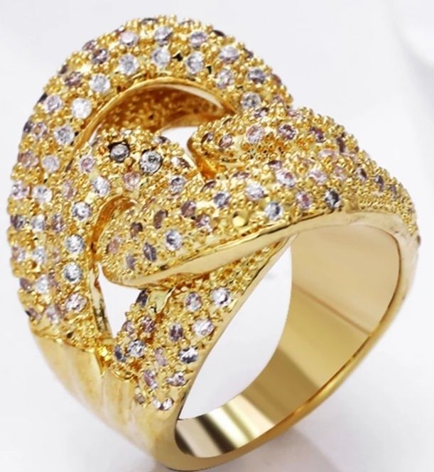 Vând inel dama nou, modern și elegant, culoare auriu, model cu pietre,
