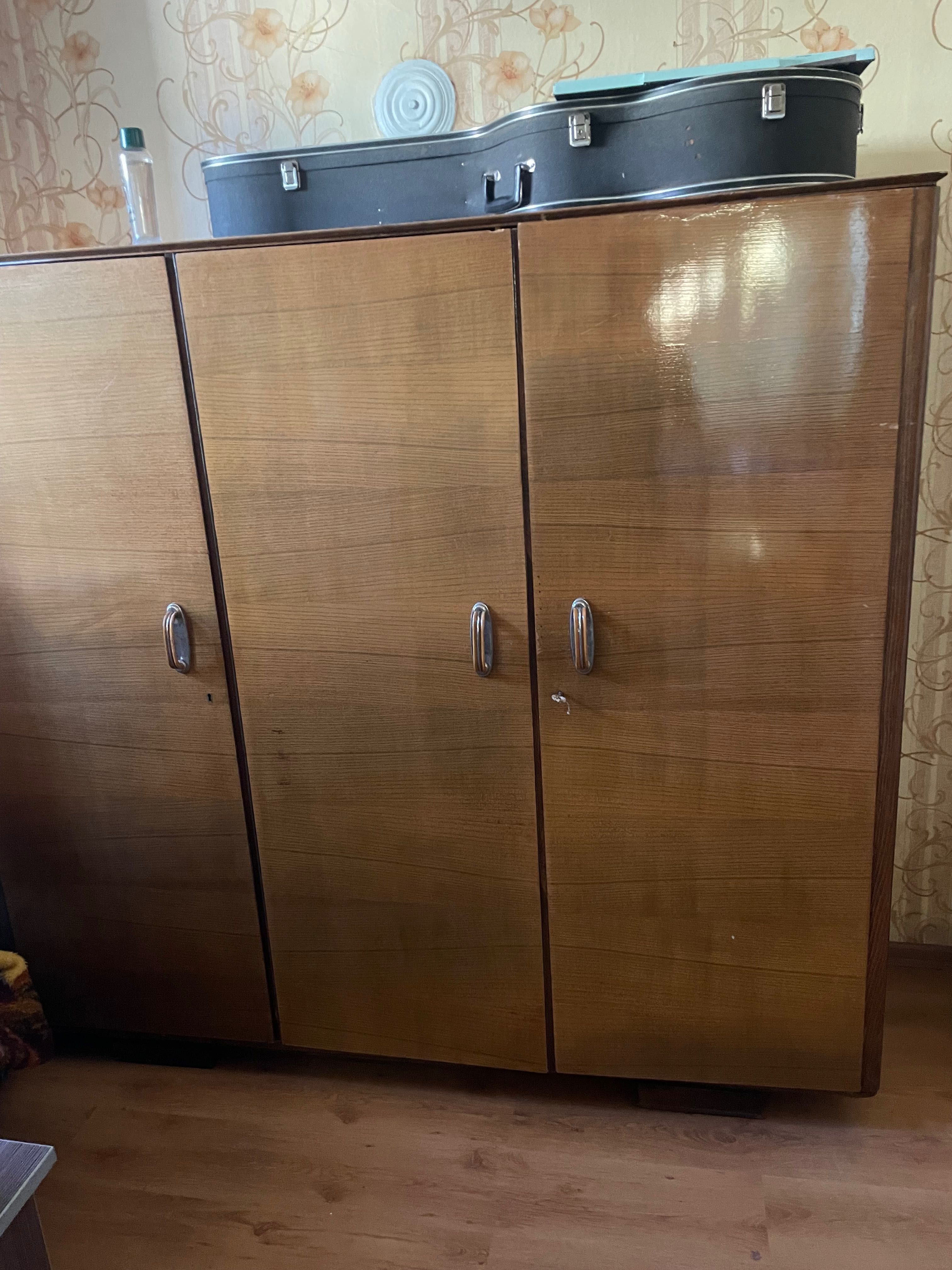 Продавам използвани мебели и хладилник