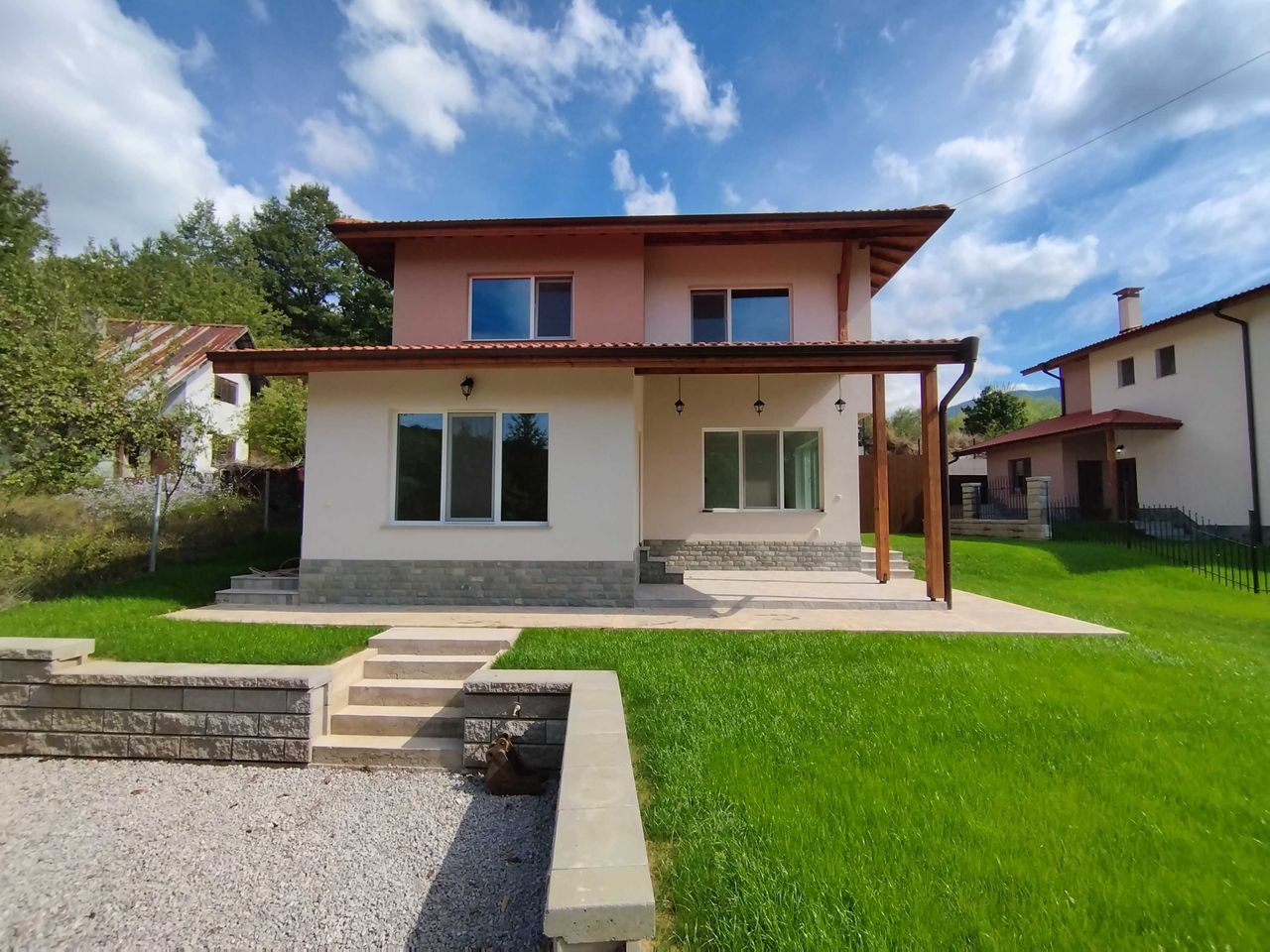 Продава се Къща в с. Драгичево, Област Перник - 226 кв.м за 1585 €/кв.м - Снимка #3