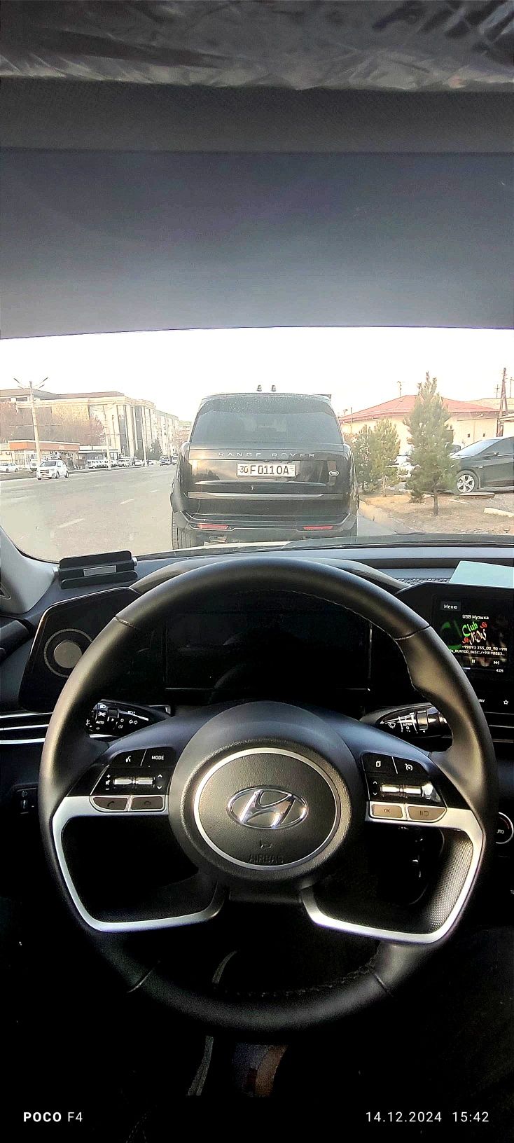 Hyundai Elantra yangidek turibdi Obmen ham bor