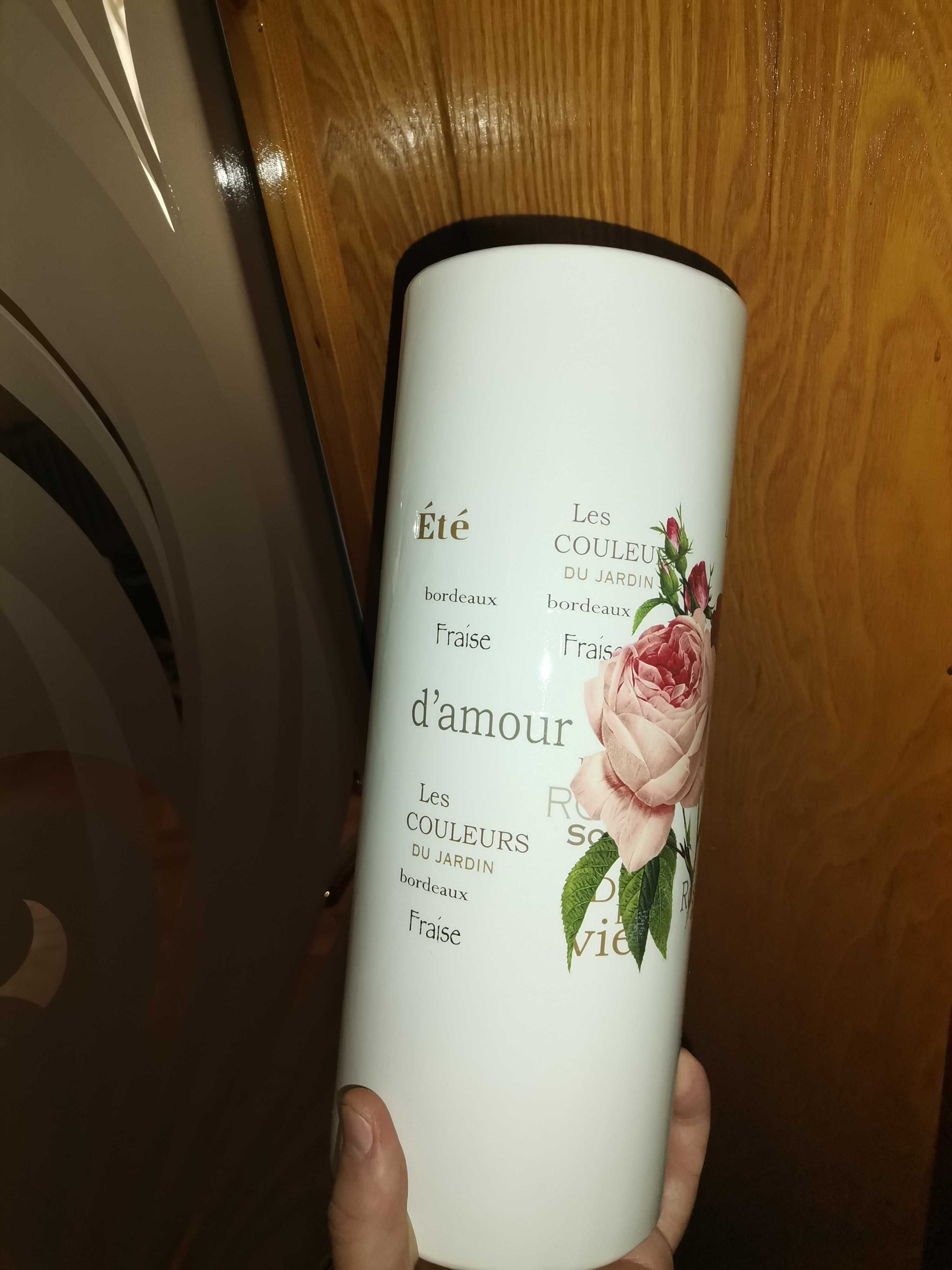 Керамична ваза с рози