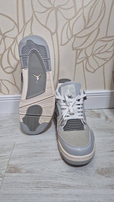 Jordan 4 Frozen Moment