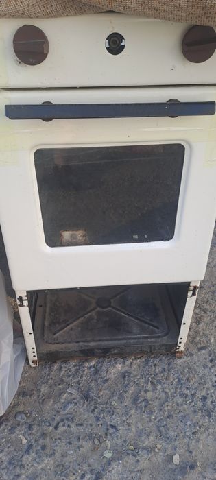 Кровать, диван, газовая плита