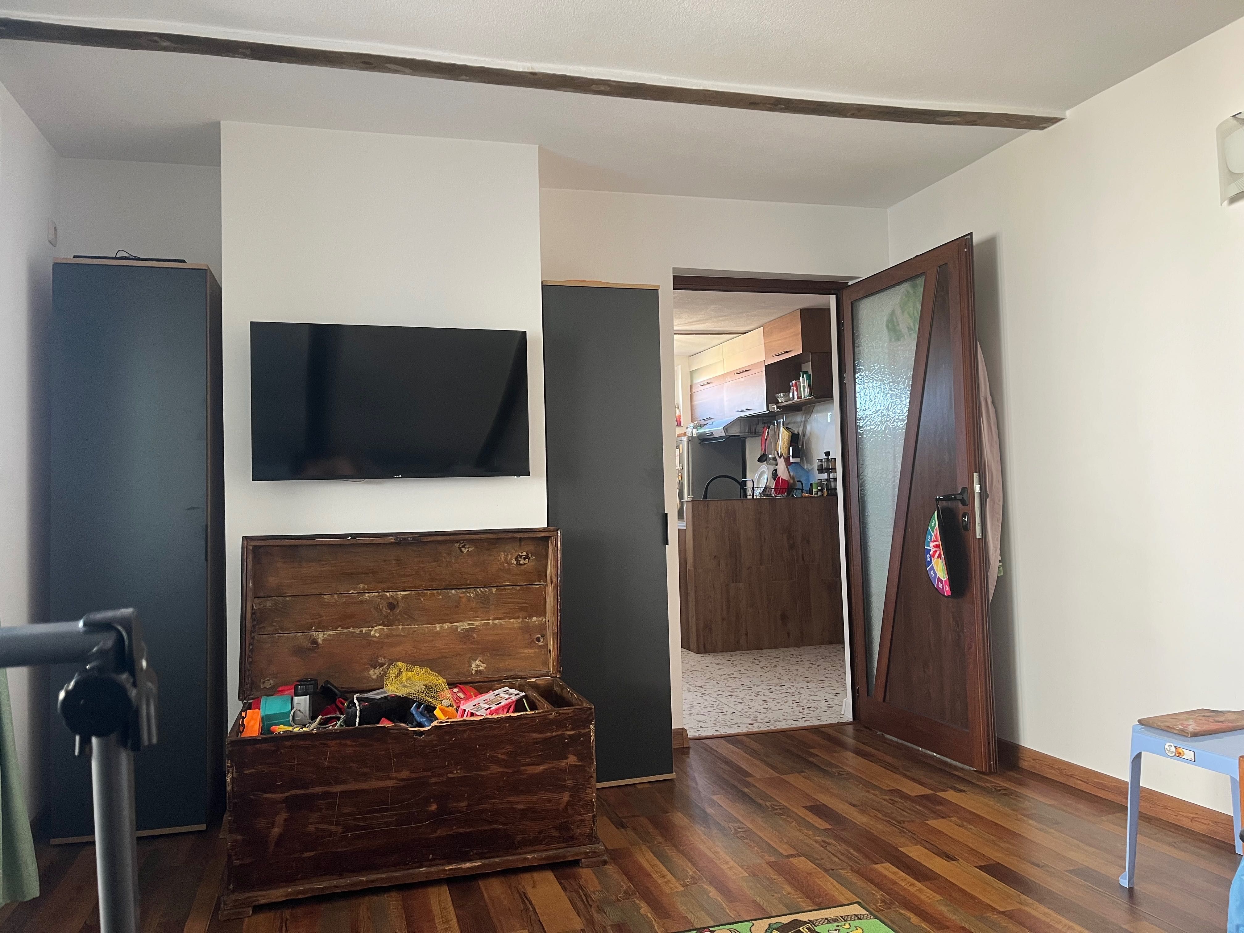 Продавам два етажа(80кв.м.) от три етажна къща с парцел от 226кв.м.