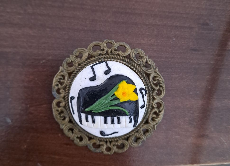 Broșă lucrată manual