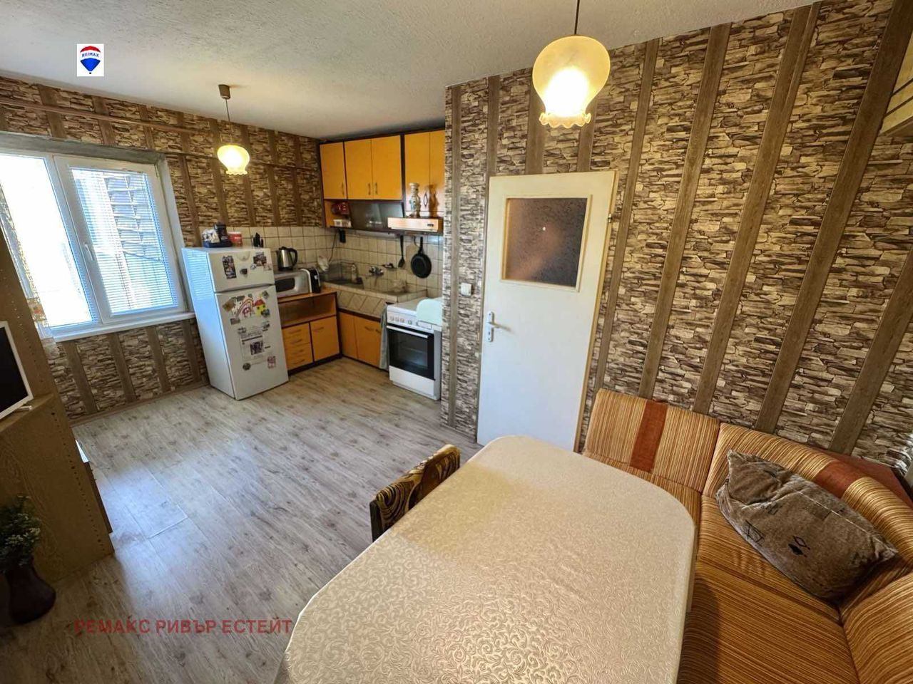 Продава се Тристаен апартамент в Русе, Чародейка - Юг - 82 кв.м за 4 €/кв.м - Снимка #12