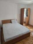 Camera de închiriat în apartament cu 2 camere.