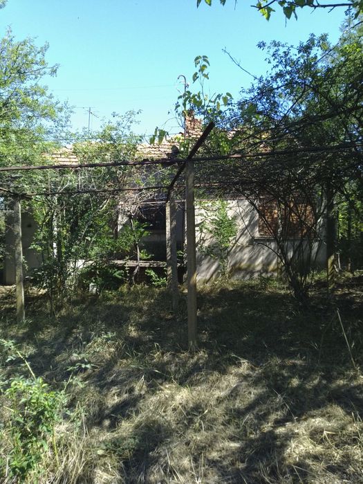 Имот подходящ за фотоволтаици - Къща с 1 500 кв. м. двор