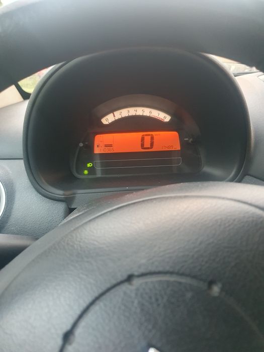 Vând Citroen C2 1,1 benzina.Anvelope all seasons.
